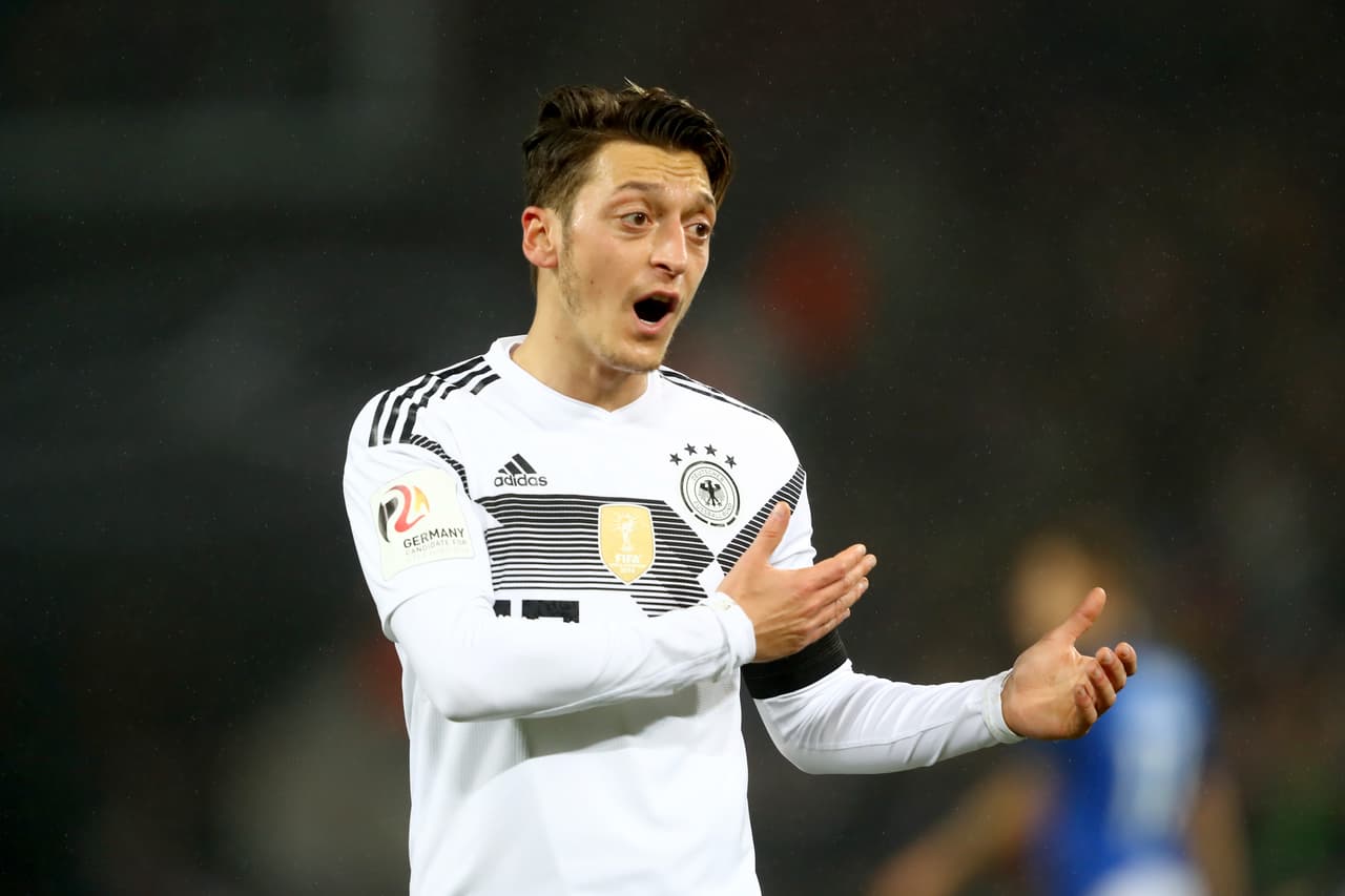 Mesut Özil - La mayor parte de su familia es oriunda de Turquía, pero él nació en Alemania y por eso se decidió a jugar en esa selección.