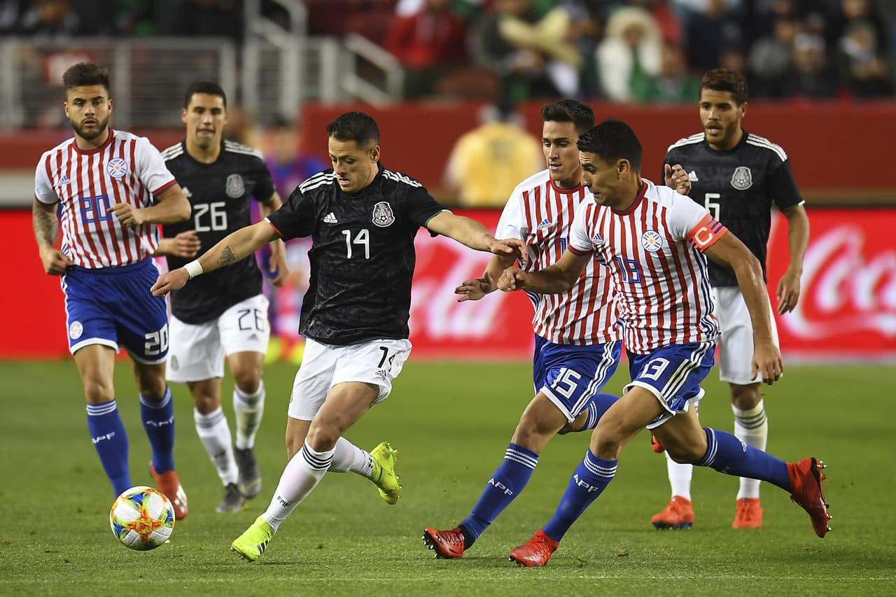El partido continuó y México intentó sacarle provecho a la expulsión de Almirón, quien curiosamente le dio otra cara e hizo mejorar a los paraguayos en su breve estanciua en el campo.