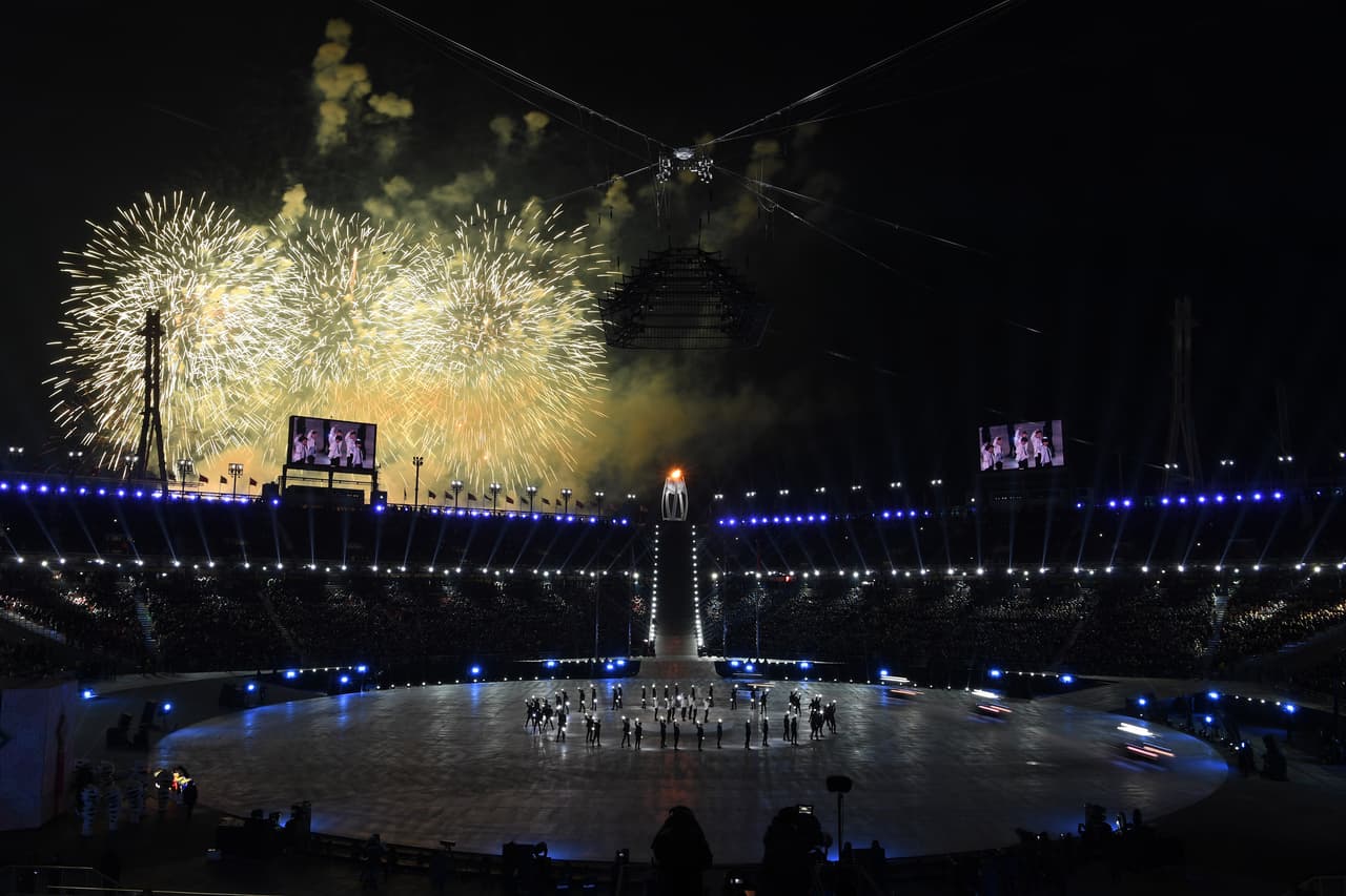 La ceremonia de cierre de Juegos Olímpicos de Invierno en Pyeongchang 2018 tuvo pirotecnia, luces, baile, música y colorido, un espectáculo que reflejó el brillo de la competencia en Corea del Sur.