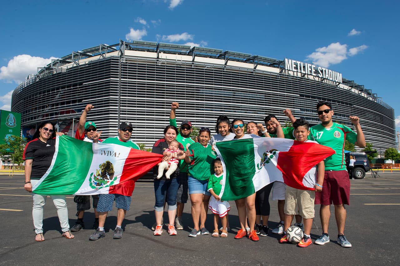 Cuernos, máscaras de lucha libre, maquillaje, banderas y disfraces fue sólo un poco del folclor vivido durante el partido amistoso del Tri.