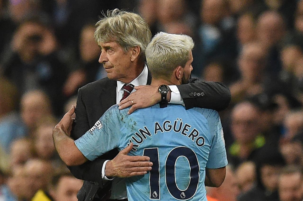 Abrazo cordial entre Agüero y Pellegrini, quienes supieron quedar campeones en el City años atrás. Dejaron una buena relación, parece.