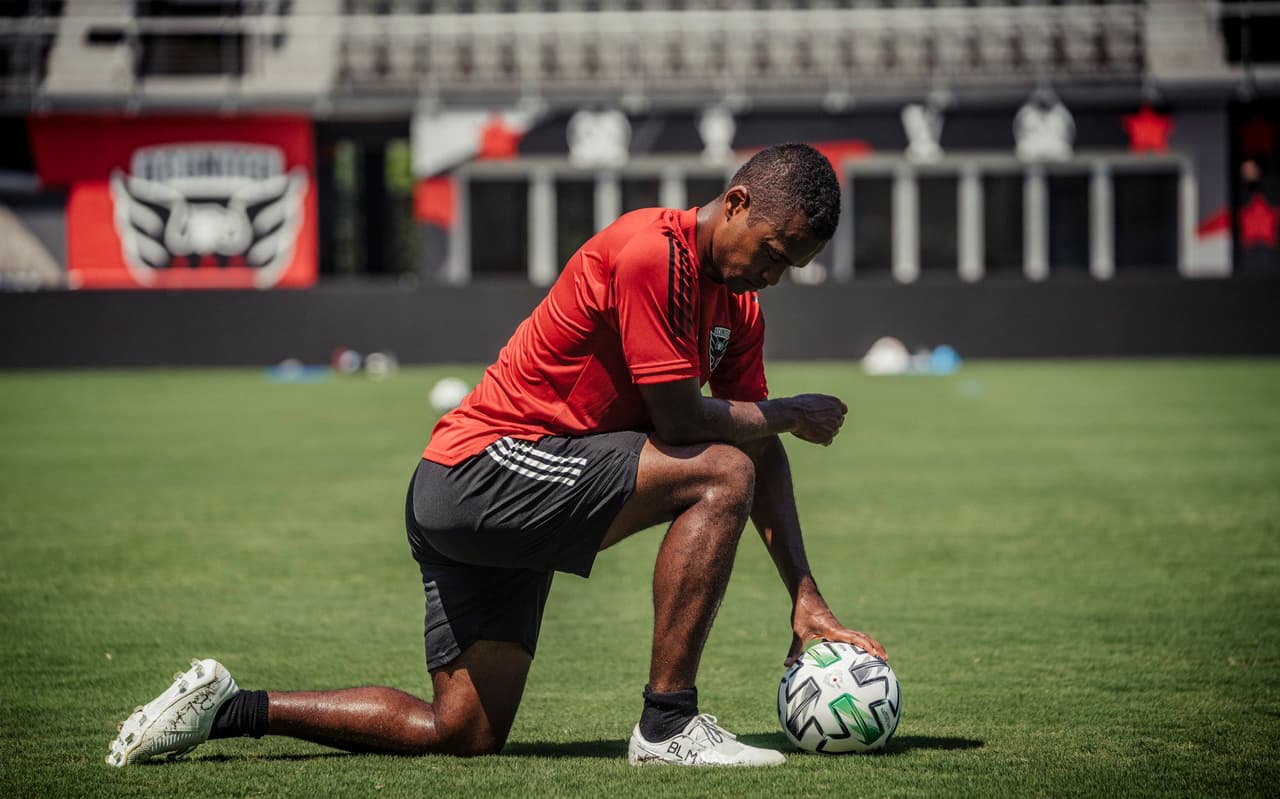 <b>Ola Kamara, protesta especial</b>
<br>El futbolista noruego de ascendencia sierraleonesa, atacante del DC United, se hincó en el campo a modo de protesta.