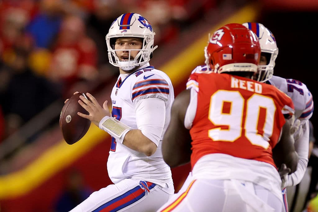 Los Chiefs se metieron nuevamente al partido por el Campeonato de la AFC aal vencer en tiempo extra a los Bills. La actuación de cuatro touchdowns de Patrick Mahomes llevó a Kansas City a ganar 42-36 contra Buffalo, un choque que pasará a la historia.
<br>
