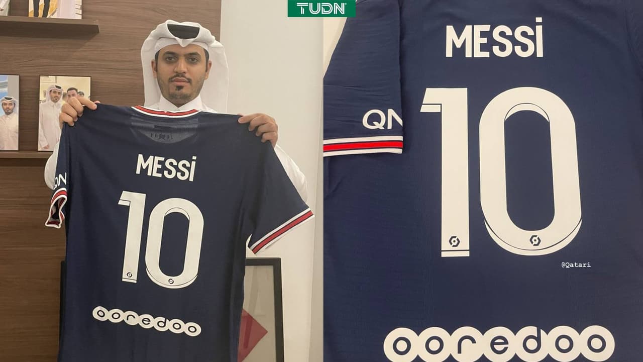 El hermano del emir de Qatar muestra la camiseta con el "10" de Messi en el PSG