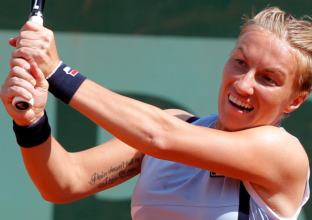 En la parte anterior de su brazo derecho se puede leer en uno de sus tatuajes la frase: "el dolor no me mata, yo mato el dolor".