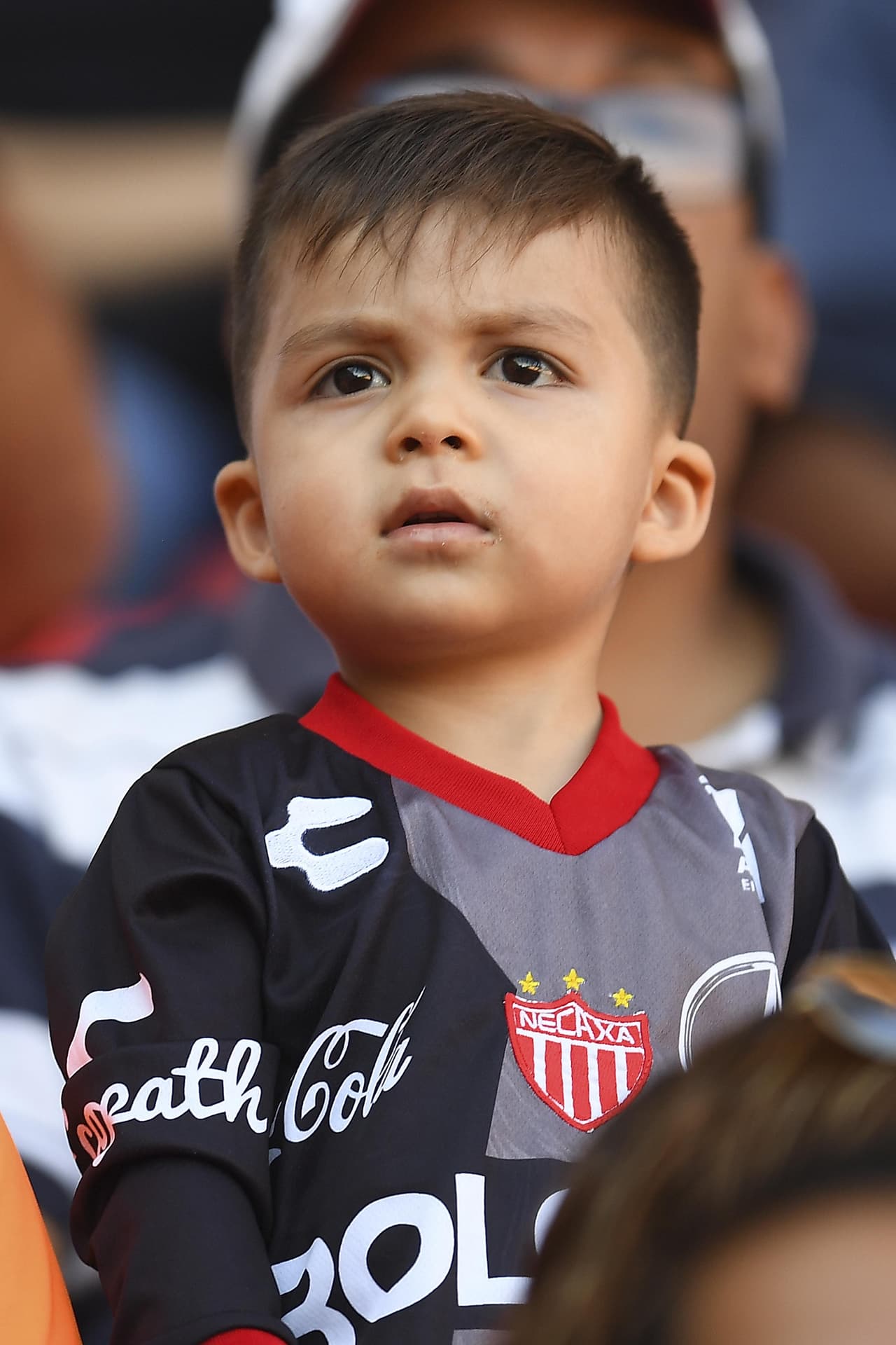 Las aficiones de Rayados del Monterrey y Rayos del Necaxa asistieron con enorme ilusión al Estadio Victoria para el duelo entre ambos equipos por la Ida de los Cuartos de Final de la Liga MX. Se estaba cocinando un ambientazo.