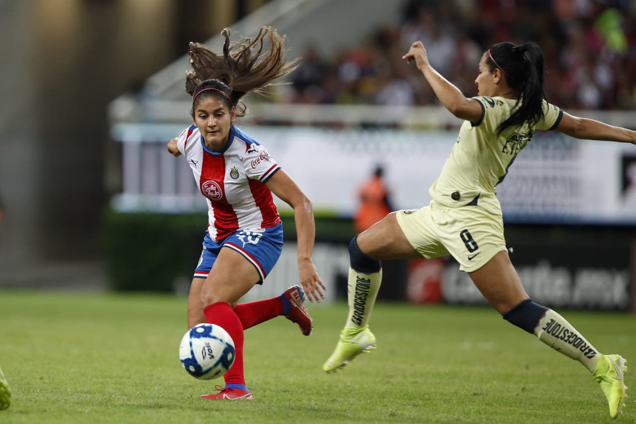 Con goles de Daniela Espinosa y Jennifer Muñoz, laságuilas se imponen 0-2 en su visita a las Chivas.