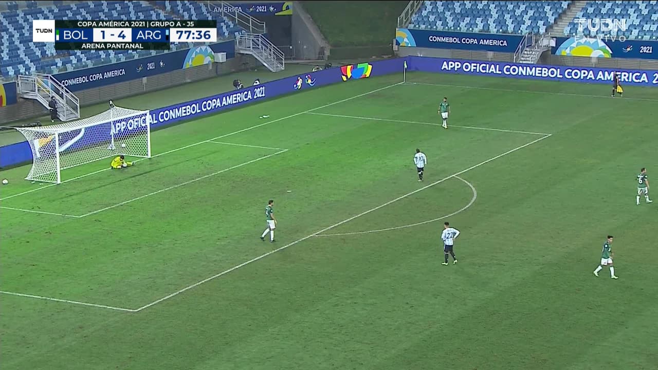 ¡TIRO ATAJADO! disparo por Julián Álvarez.