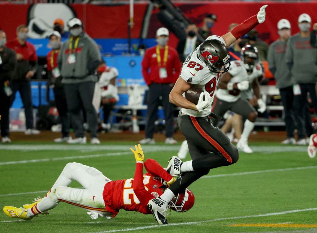 La defensa de los Tampa Bay deja a Patrick Mahomes sin pase de anotación y con dos intercepciones en la arrolladora victoria de los Buccaneers 9-31 sobre los Kansas City Chiefs. Tom Brady demuestra porque es el mejor y con tres pases de anotación y sin intercepciones consigue su séptimo anillo de Super Bowl.