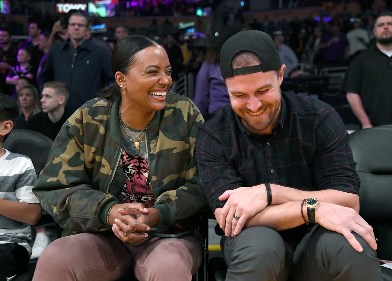 Así como los actores Aisha Tyler y Stephen Amell.