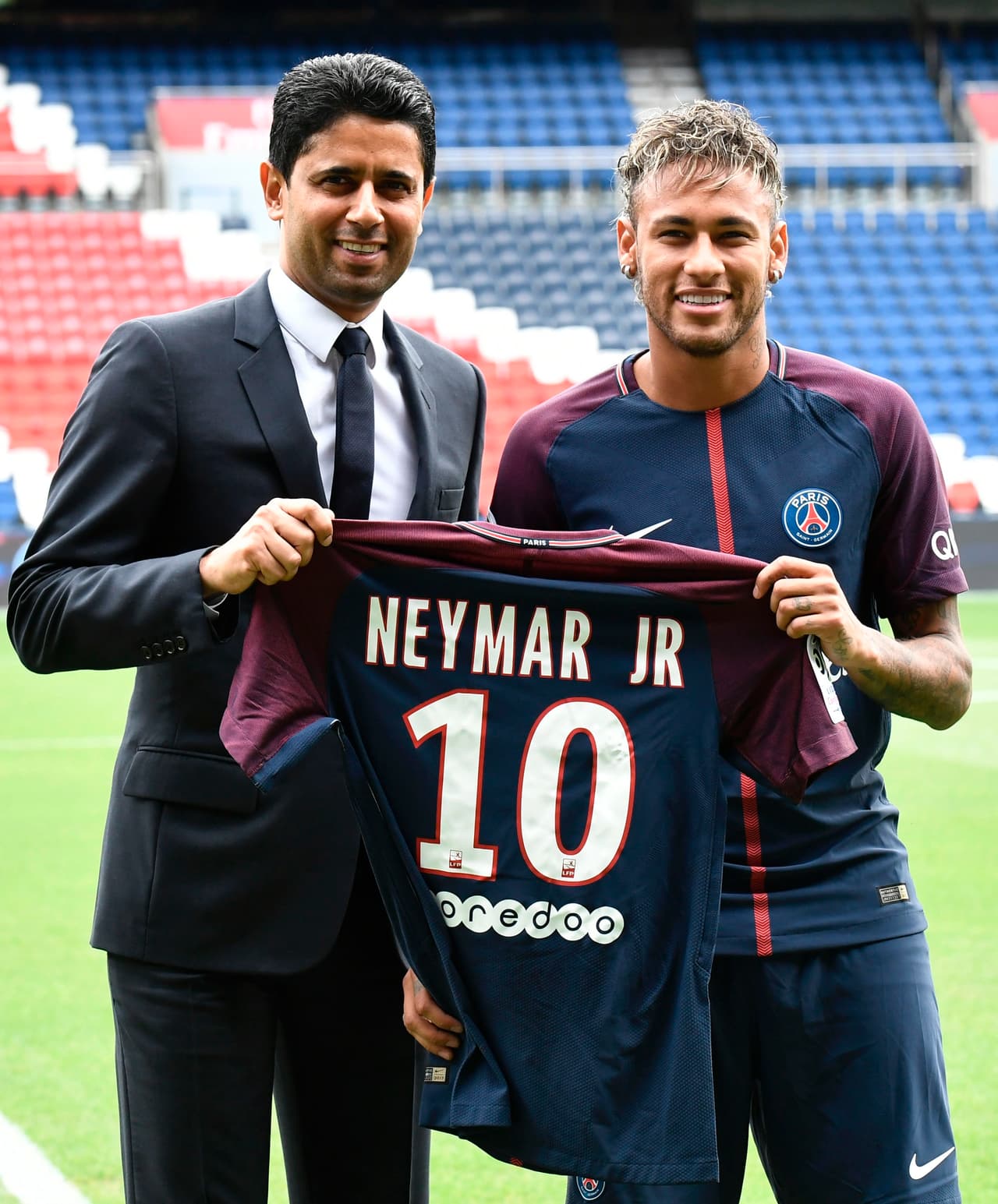 Neymar es el jugador con el traspaso más costoso en la historia del fútbol, cuando cambió la camiseta del Barcelona por aquella del Paris Saint-Germain, a cambio de 260 millones de dólares, en 2017.