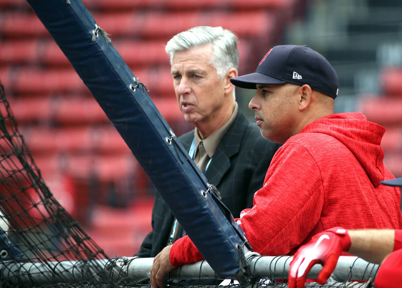 Dave Dombrowski, presidente de operaciones de béisbol de los Red Sox, charla con su manager. El equipo ensamblado para 2018 ha funcionado bien pero este es el momento de la verdad.