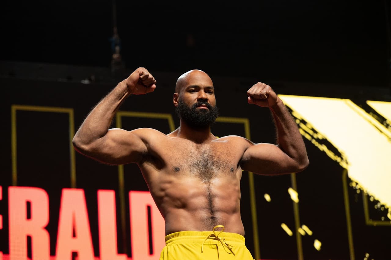 Gerald Washington (236.5 libras) y Charles Martin (254 libras) en eliminatoria de la FIB en peso completo.