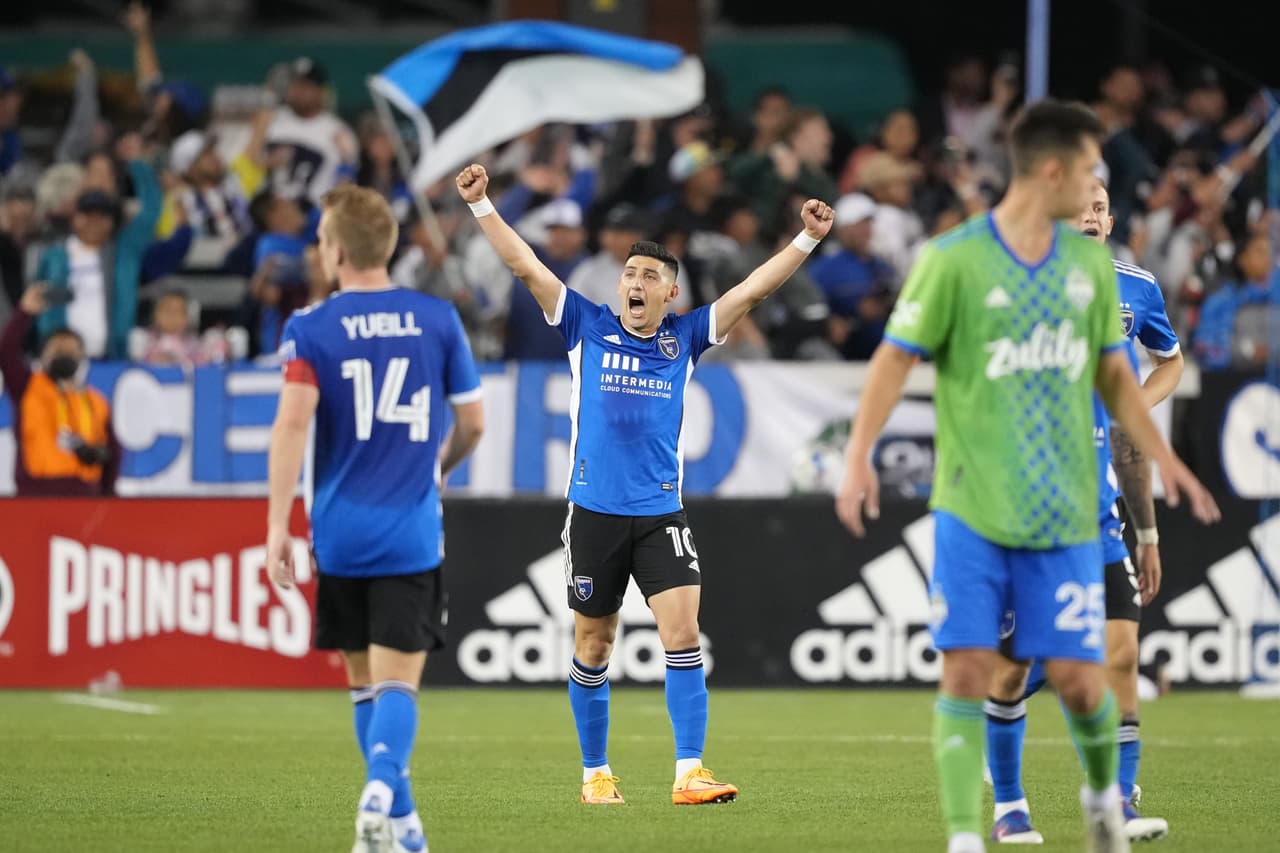 Con una gran actuación de Cristian Espinoza, los Quakes ganaron por 4-3 a Seattle Sounders FC, en la primera victoria del año para el club del norte de California.
<br>