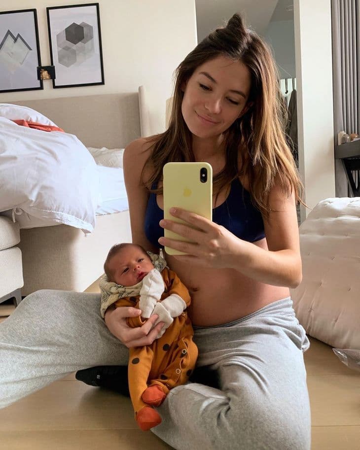 Esta semana, Sarah Kohan publicó diversas imágenes en su cuenta de Instagram que dan cuenta de que
<b><a href="https://www.univision.com/famosos/chicharitito-o-chicharitita-chicharito-y-sarah-kohan-dieron-a-conocer-el-sexo-de-su-bebe-video" target="_blank">ella y el bebé realizaron una travesía</a></b> para llegar de Londres, donde residen, a México.