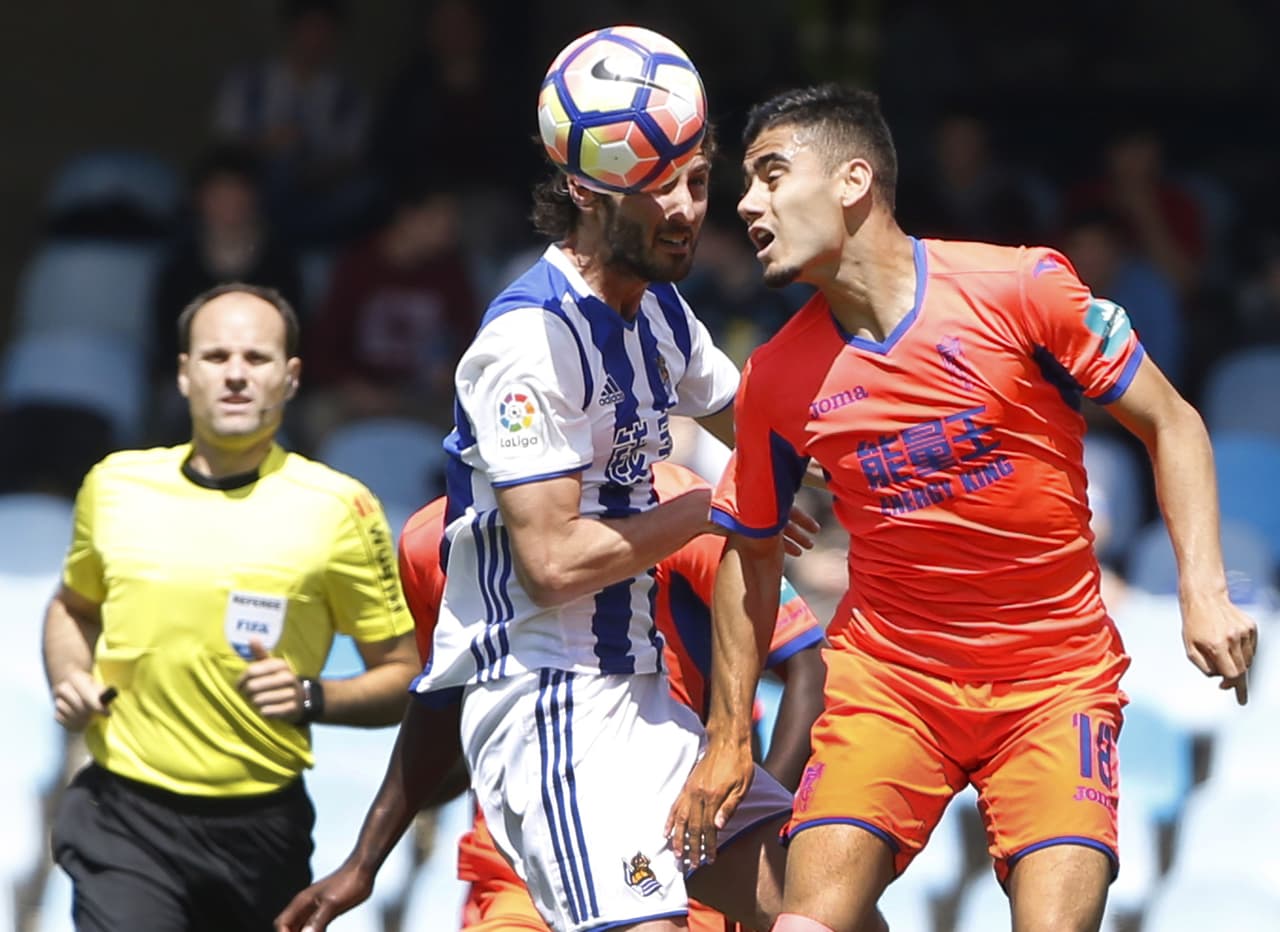 De ahí en adelante la Real Sociedad volvió a apretar el acelerador aprovechando también que Tony Adams había sacado al colombiano Ramos, su mejor arma en ataque.