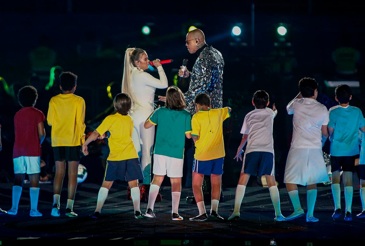 Los artistas Leo Santana y Karol G interpretaron la canción "Vibra Continente" en la ceremonia inaugural de la Copa América 2019 en el Estadio Morumbí de San Pablo.
