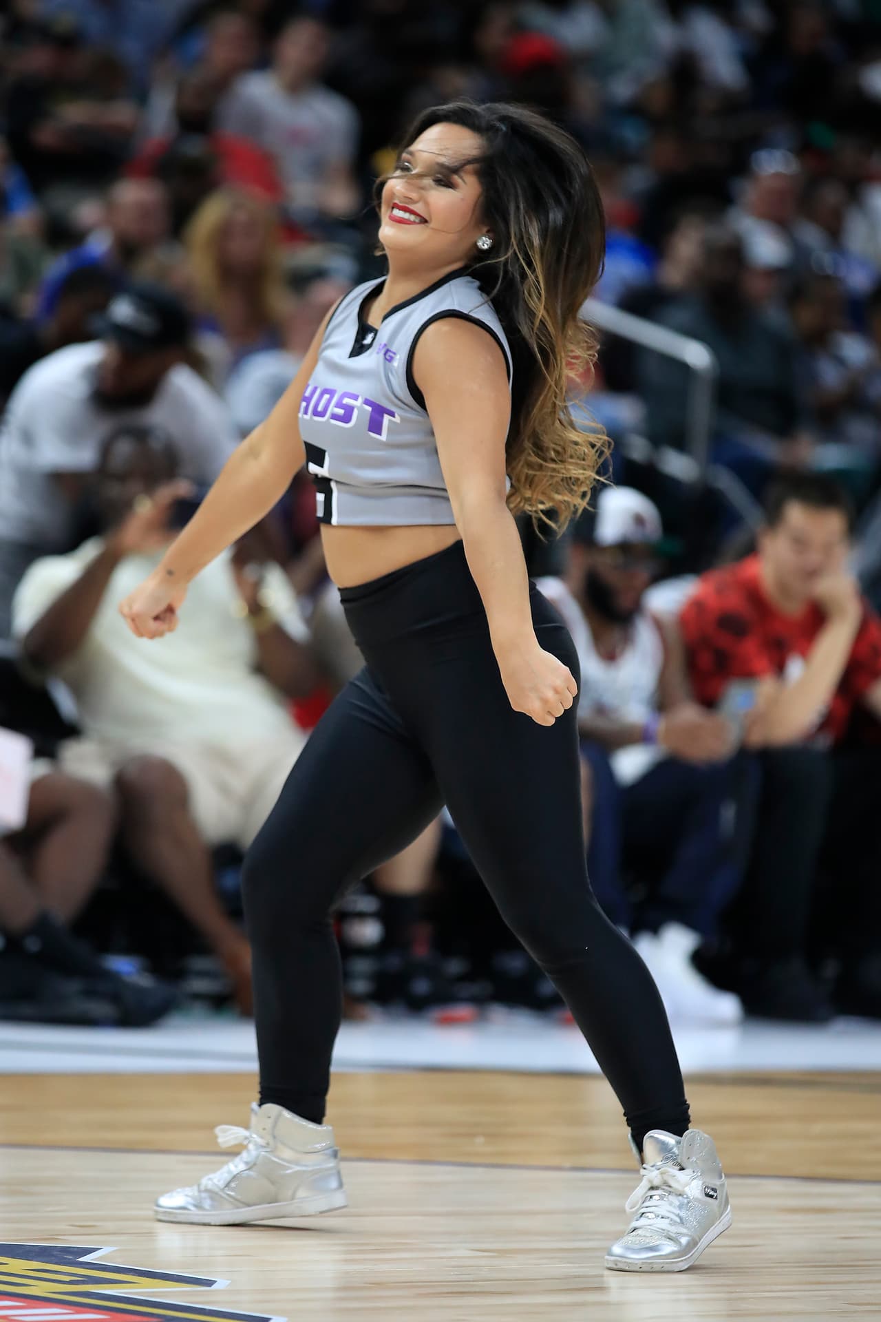 La calidez de los fanáticos, la energía y belleza de las animadoras y la presencia del rapero Ice Cube, confundador del torneo, le dio color al comienzo del Big 3, torneo que tiene en acción a varios exjugadores de NBA en duelos de 3 por 3.