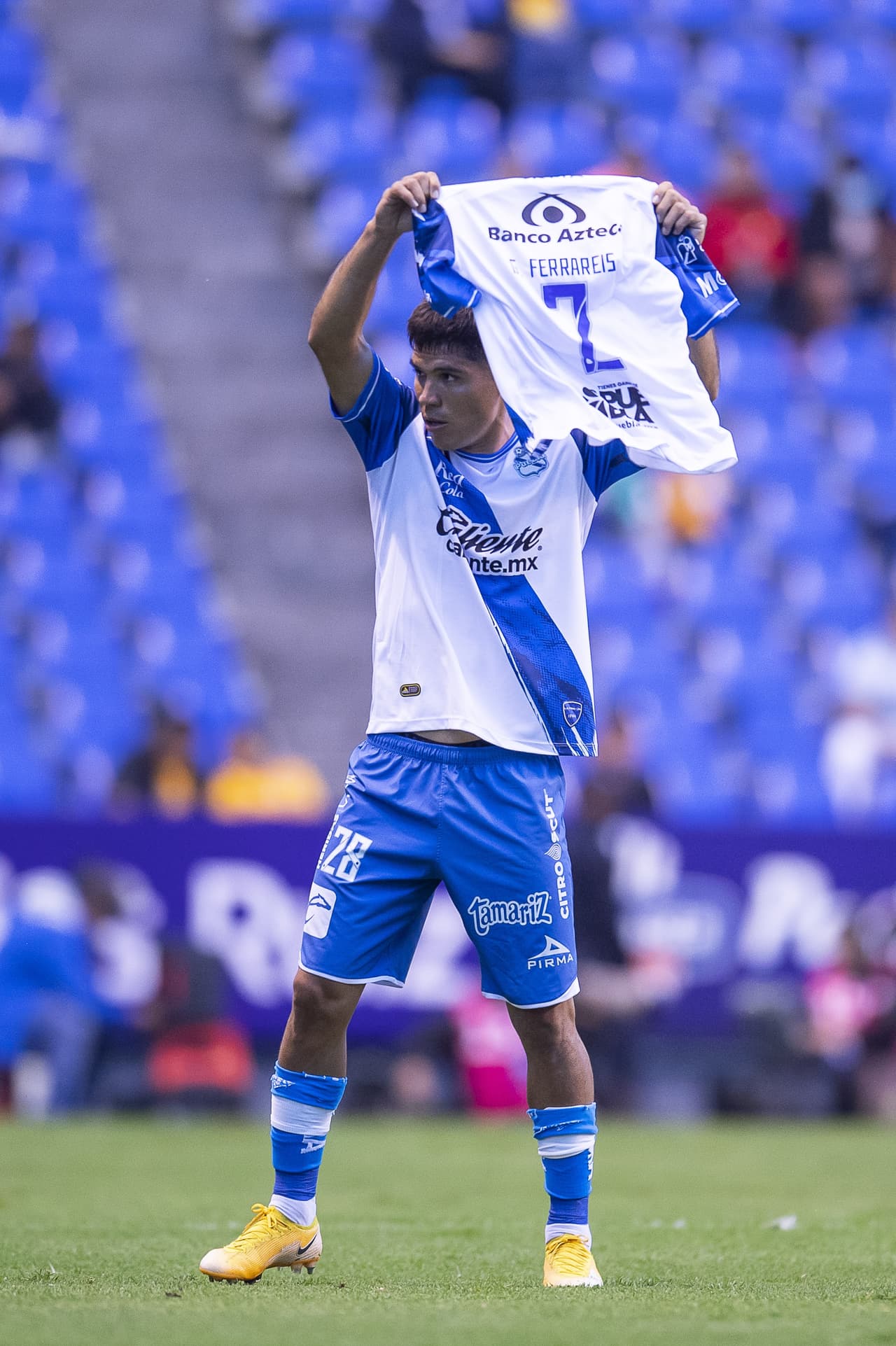 El Gasolinero festejó mostrando la camiseta de su compañero Gustavo Ferrareis, quien sufrió una fractura durante el partido pasado.