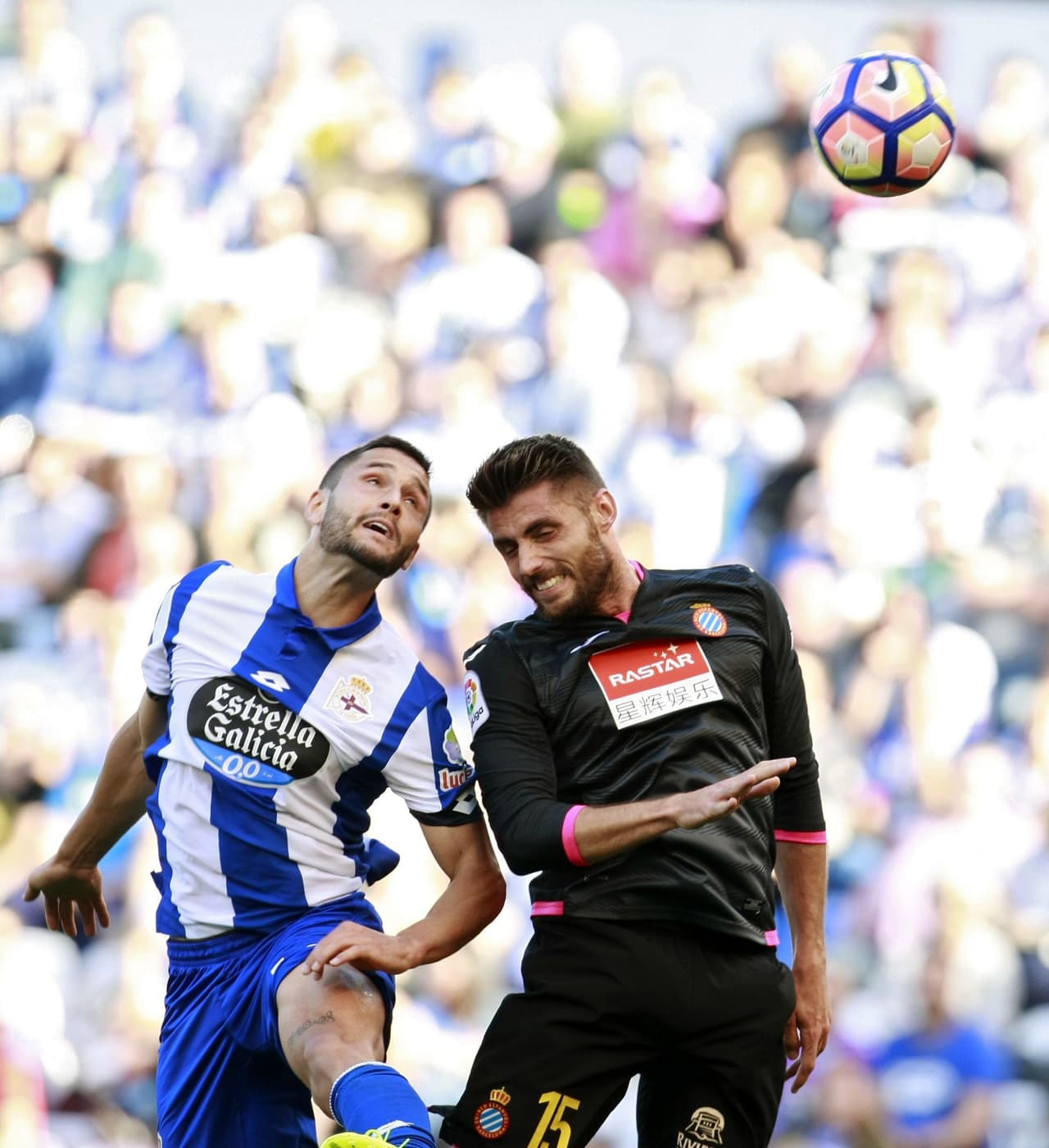 Florin Andone fue sin duda el jugador más influyente del ataque gallego en esta tarde de Liga. Buscó el gol de todas las maneras, pero no se le abría el arco.