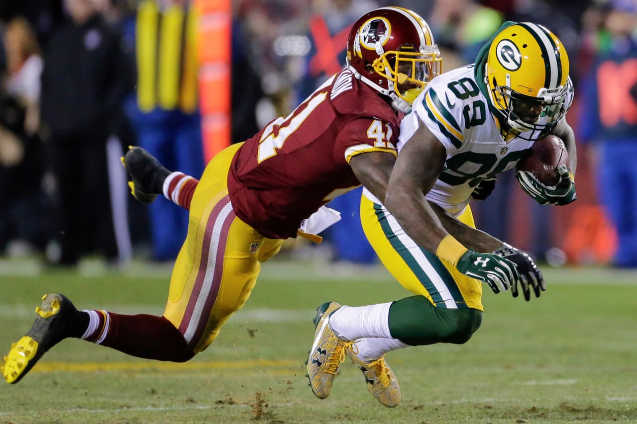 Los Green Bay Packers tratando de bajarle segundos al reloj de juego.