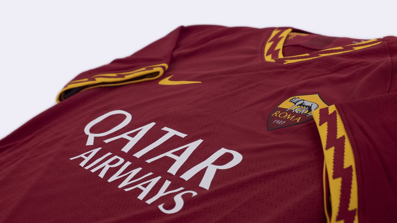 Sencillamente hermosa, así es la nueva piel de la A.S. Roma para la próxima temporada. El clásico color grana de la Loba se mantiene, pero también va acompañado de unos detalles en el cuello y puños que hacen referencia a Júpiter, el principal dios de la mitología romana y a la magia de la capital italiana.