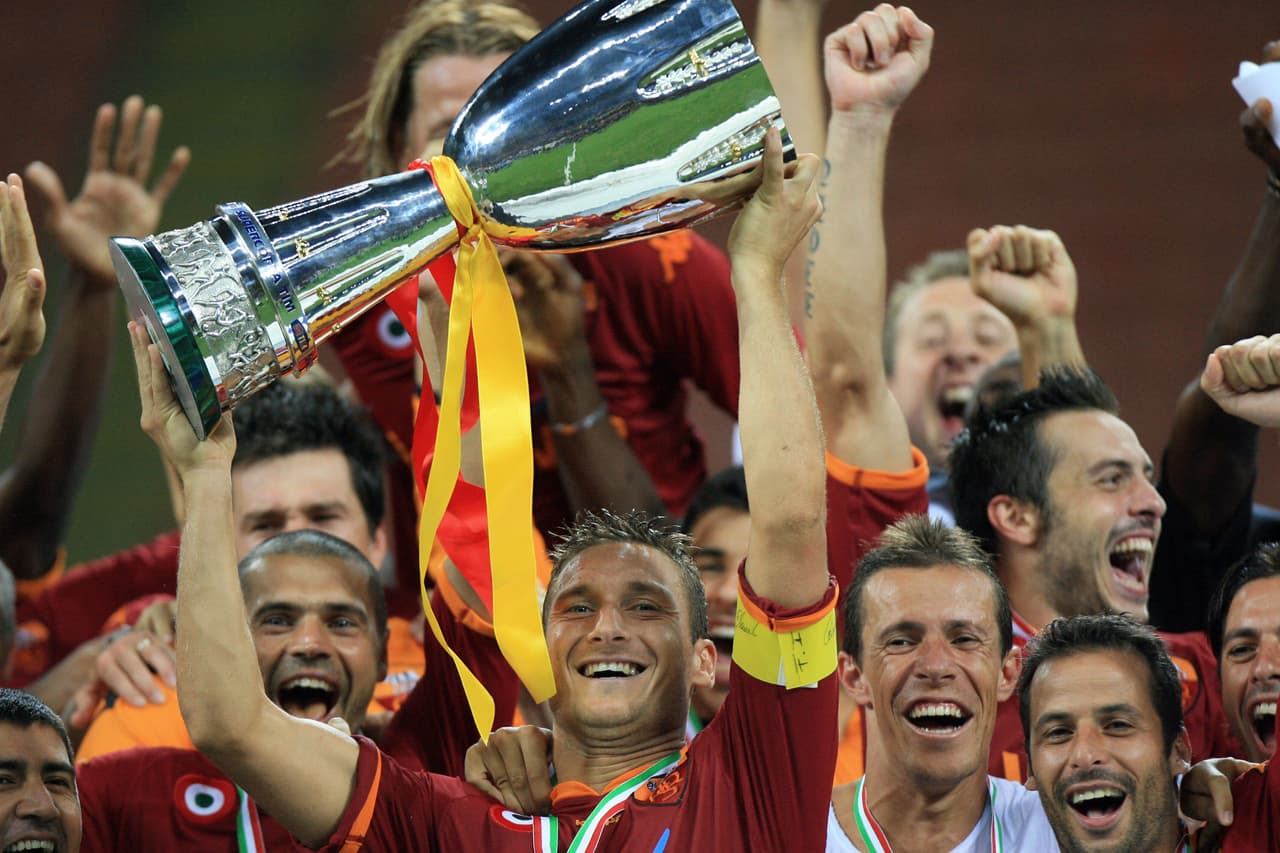 En el mismo 2007, Totti levantó la Supercopa de Italia, consolidando un gran momento para el equipo capitalino.