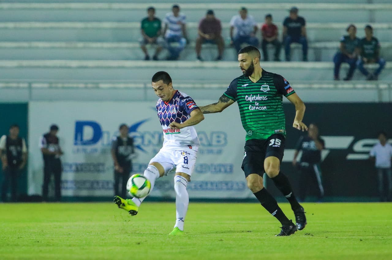 Erick Espinosa y Alejandro Quintana pelean el balón durante el juego en su recta final ante la desesperación de los visitantes.