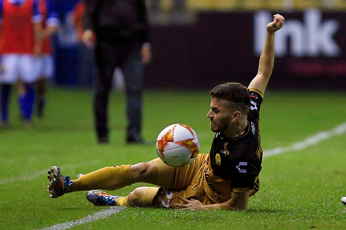 Facundo Juarez de Dorados buscando la pelota durante el partido.