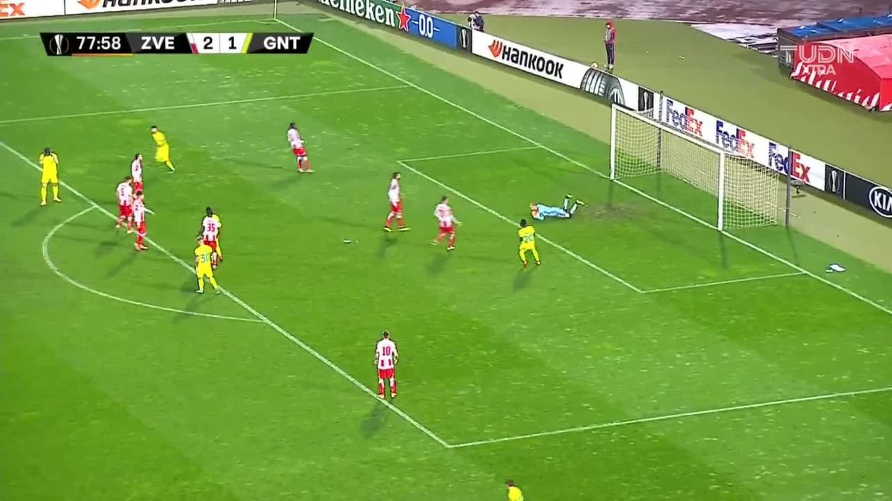 ¡TIRO ATAJADO! disparo por Vadis Odjidja-Ofoe.