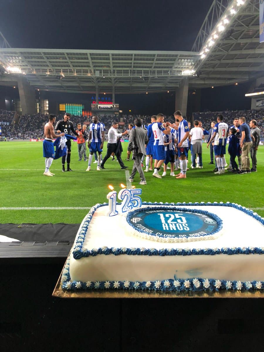 Al final del partido un pastel conmemorativo aguardó a los protagonistas de la victoria del Porto sobre el Tondela.