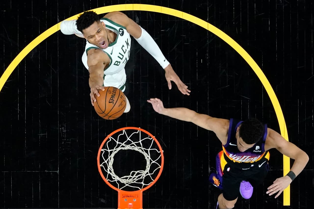 En la segunda mitad, Giannis y compañía se acordaron de cómo atacar y llegaron a reducir la ventaja hasta 5 puntos.