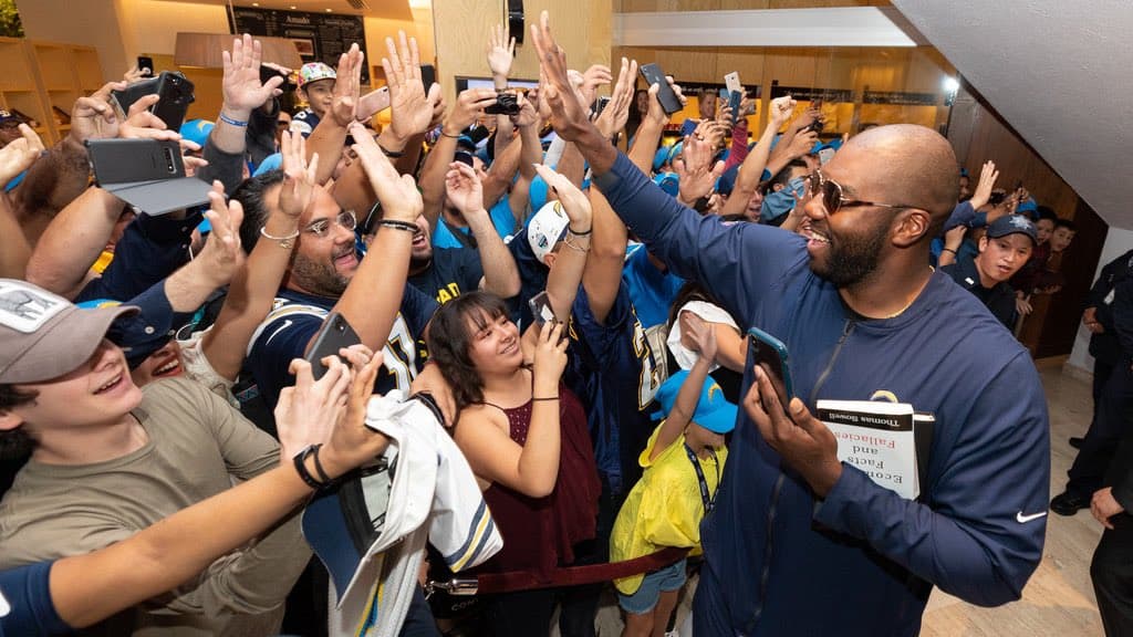 De manera muy calurosa, un gran grupo de los Chargers recibiò al equipo efusivamente.