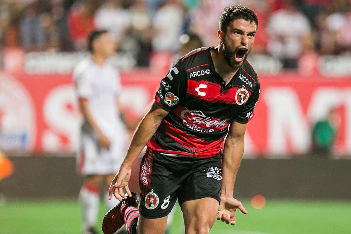 El mediocampista uruguayo Ignacio Rivero luce con pasión los colores de Xolos como todos los fanáticos. 
<a href="http://www.univisiondeportesfanshop.com" target="_blank">univisiondeportesfanshop.com</a>
