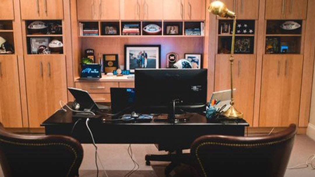 Entrenadores y general managers están listos para recibir el draft 2020. Así luce la oficina de Matt Rhule.