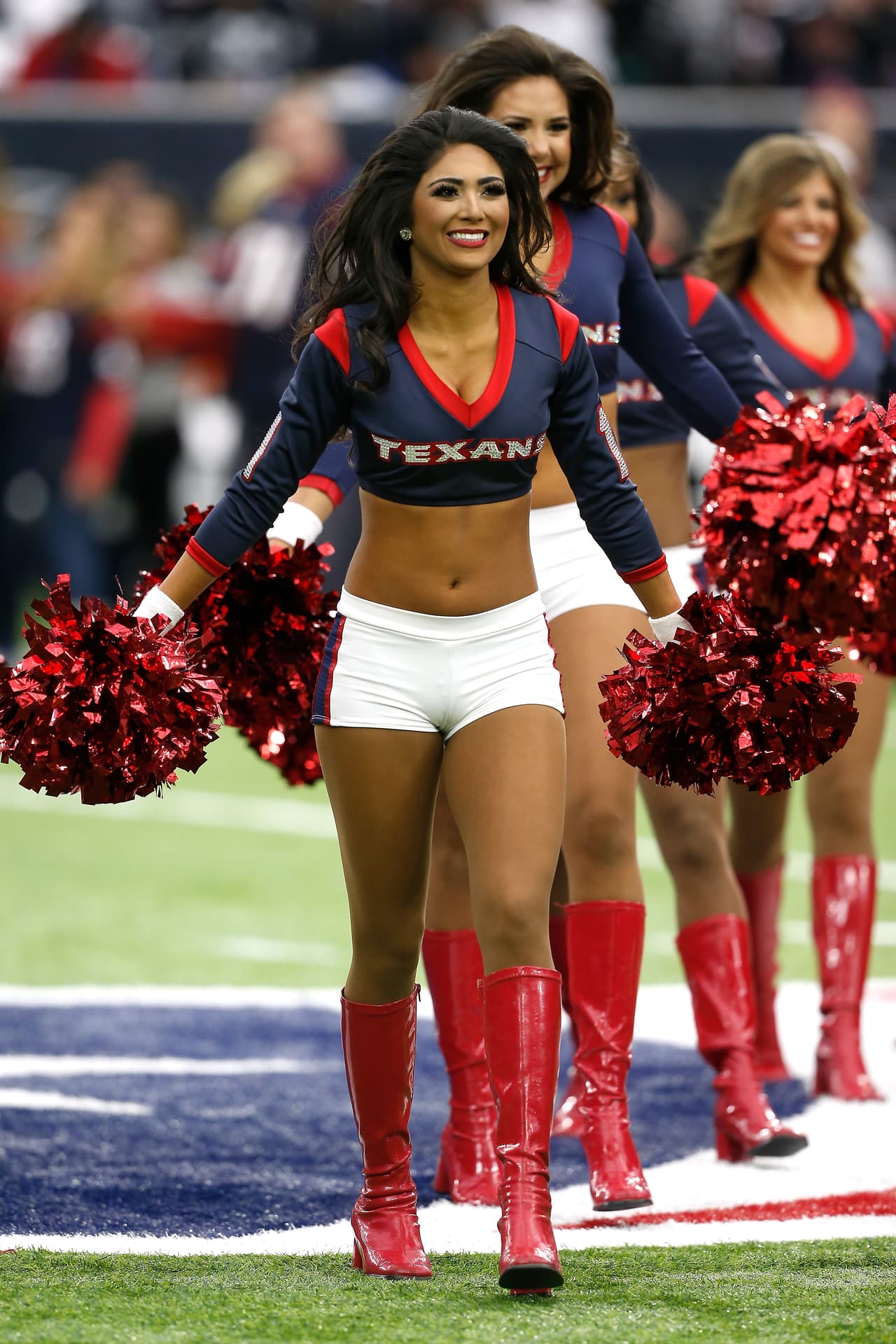 Las sensuales porristas, las espectaculares presentaciones previas y salidas de los equipos, las celebraciones y disfraces de los fanáticos y hasta los rituales previos a los partidos fueron parte de la fiesta de la ronda de 'wild crad' en la NFL.