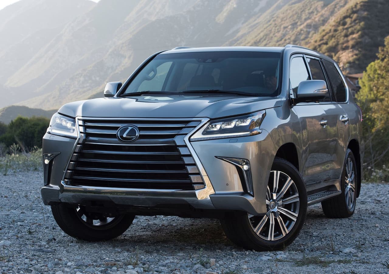 El establo de Lionel Messi también cuenta con una Lexus LX 570. Esta incluye una transmisión automática de 8 marchas, un frente rediseñado, y un lujoso interior que incluye dos pantallas de 11.6 pulgadas detrás de los respaldos asientos traseros, ideales para Thiago y Mateo, los hijos del futbolista. El modelo año 2016 parte de aproximadamente 90,000 dólares.