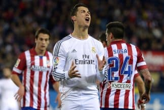 Cristiano Ronaldo fue agredido en el Vicente Calderón del Atlético ded Madrid.