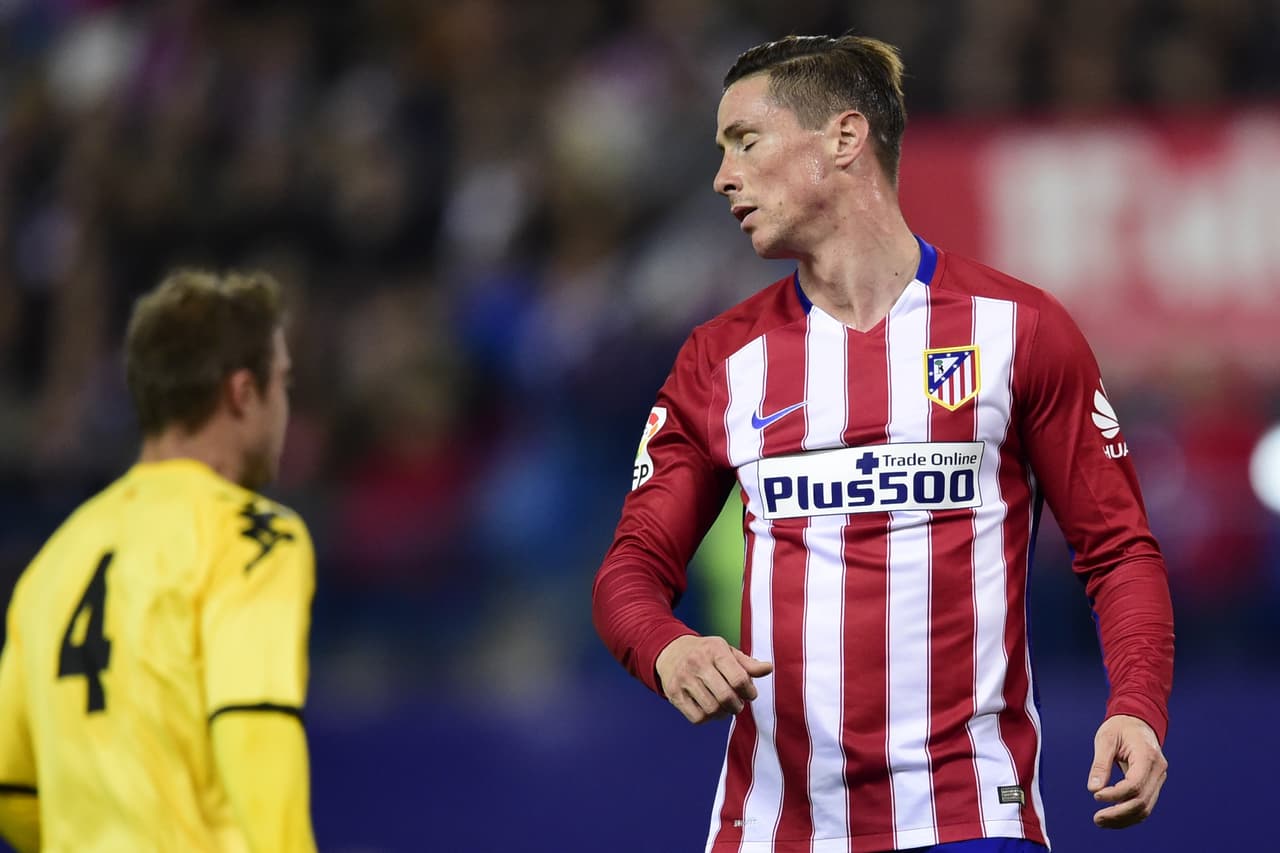 Fernando Torres pertenece al AC Milan por lo que el Atlético de Madrid debe decidir ahora o nunca si compra a uno de los mejores jugadores de su historia aunque ha tenido una discreta segunda etapa jugando muy poco. El ‘Niño’ solo ha marcado dos goles en la primera vuelta de la presente temporada y el club deberá renovarlo antes del 31 de enero si desea conservarlo.