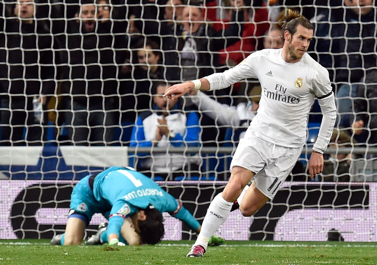 Gareth Bale era el protegido de Benítez y se hablaba de una mala relación con Cristiano. Llegó Zidane y el galés marcó un ‘hat-trick’ en la presentación del nuevo técnico que le dio confianza en ataque y dijo que la ‘BBC’ es intocable. Aunque muchos veían a Bale firmando con el Manchester United en el próximo verano, será muy complicado que los merengues dejen marchar al fichaje más caro de la historia. Tendremos Bale para rato en el Bernabéu.