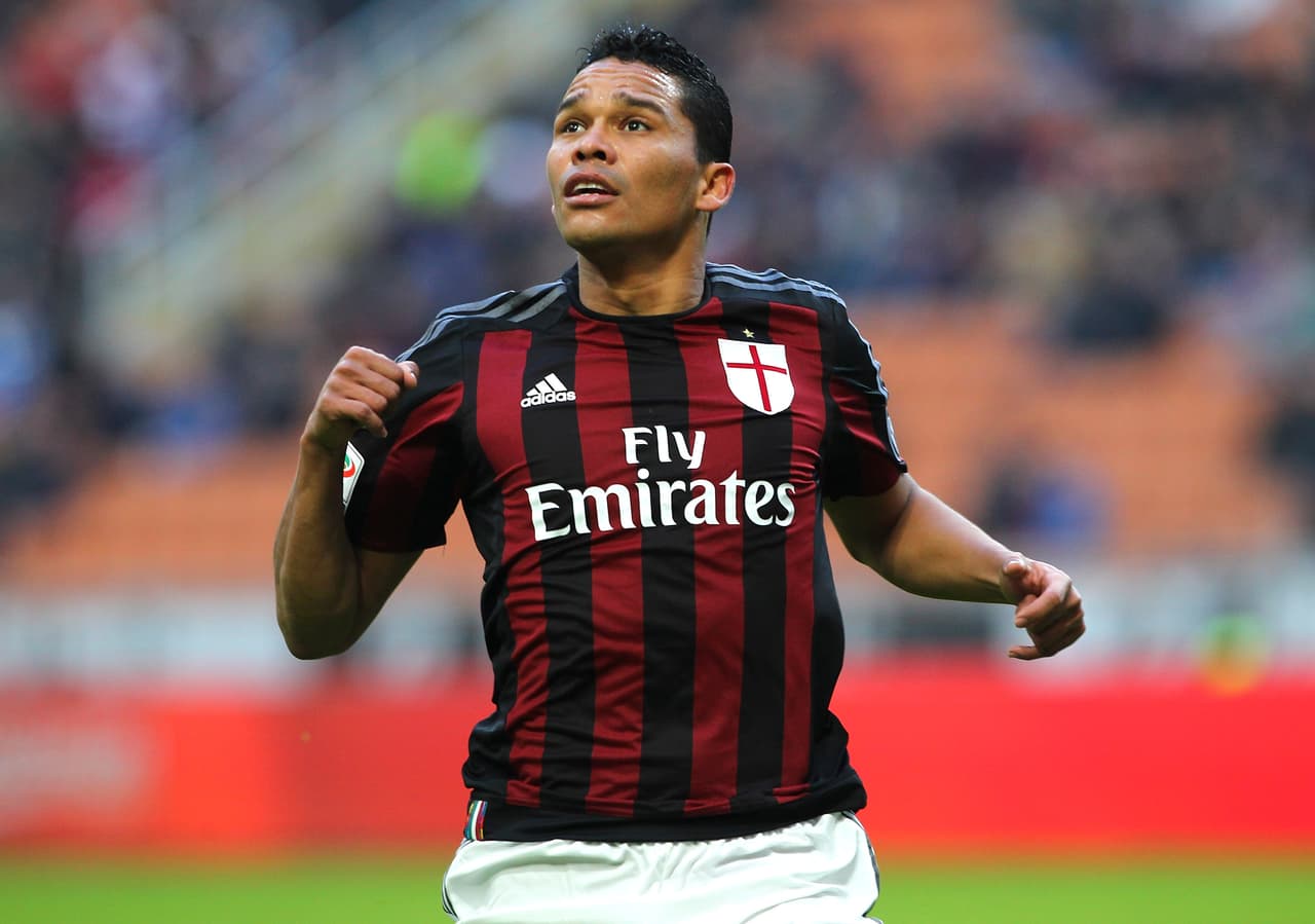El primero en la lista es el delantero Carlos Bacca del AC Milan. El jugador colombiano es un viejo deseo de Enrique Cerezo quien vio cómo se marchó de la Liga rumbo a Italia donde ha tenido un paso discreto con los rossoneros. Justamente el Milan quería a Jackson que terminó en el ‘Aleti’ y por eso echó mano del ex jugador del Sevilla. Esa operación podría ser ahora un truque que deje a todos contentos y con los colombianos permutando equipo.