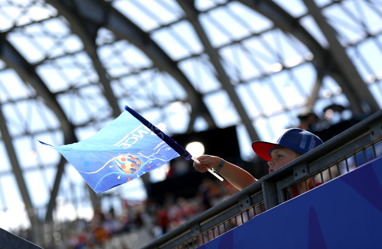 En el Stade des Alpes, en Grenoble, las emociones de los Octavos de Final del Mundial Femenino dieron inicio con el duelo entre Alemania y Nigeria. Los aficionados vivieron la previa con tranquilidad, en ambiente familiar y con ilusión de seguir vivos en la Copa.