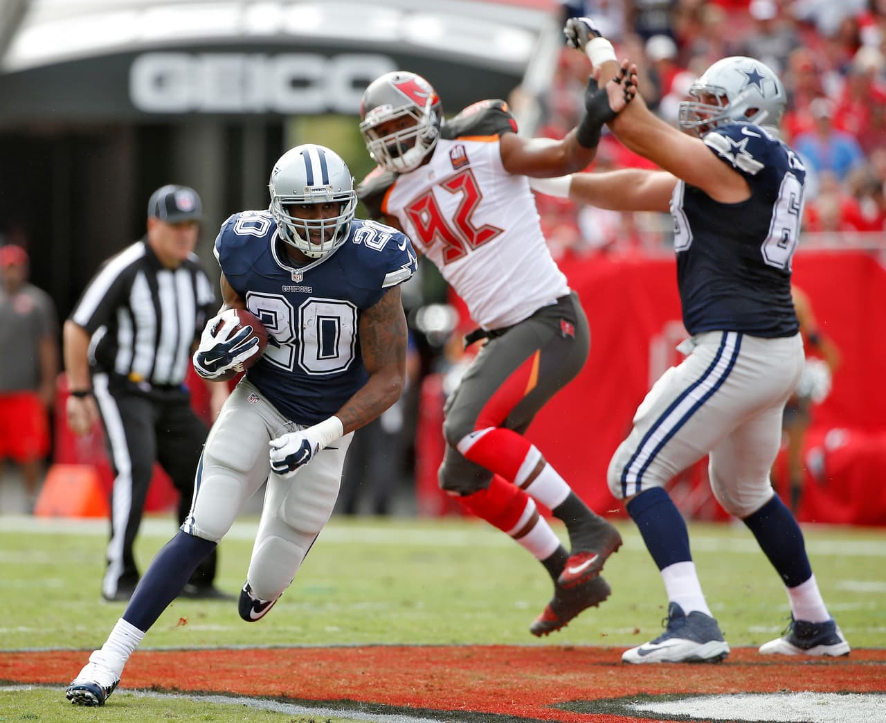 Los Cowboys sufrieron su séptima derrota de la temporada a manos de los Buccaneers por 10-6. Checa las mejores tomas del partido.