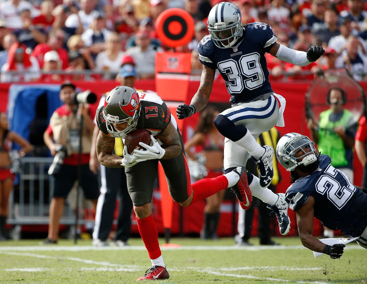 Los Cowboys sufrieron su séptima derrota de la temporada a manos de los Buccaneers por 10-6. Checa las mejores tomas del partido.