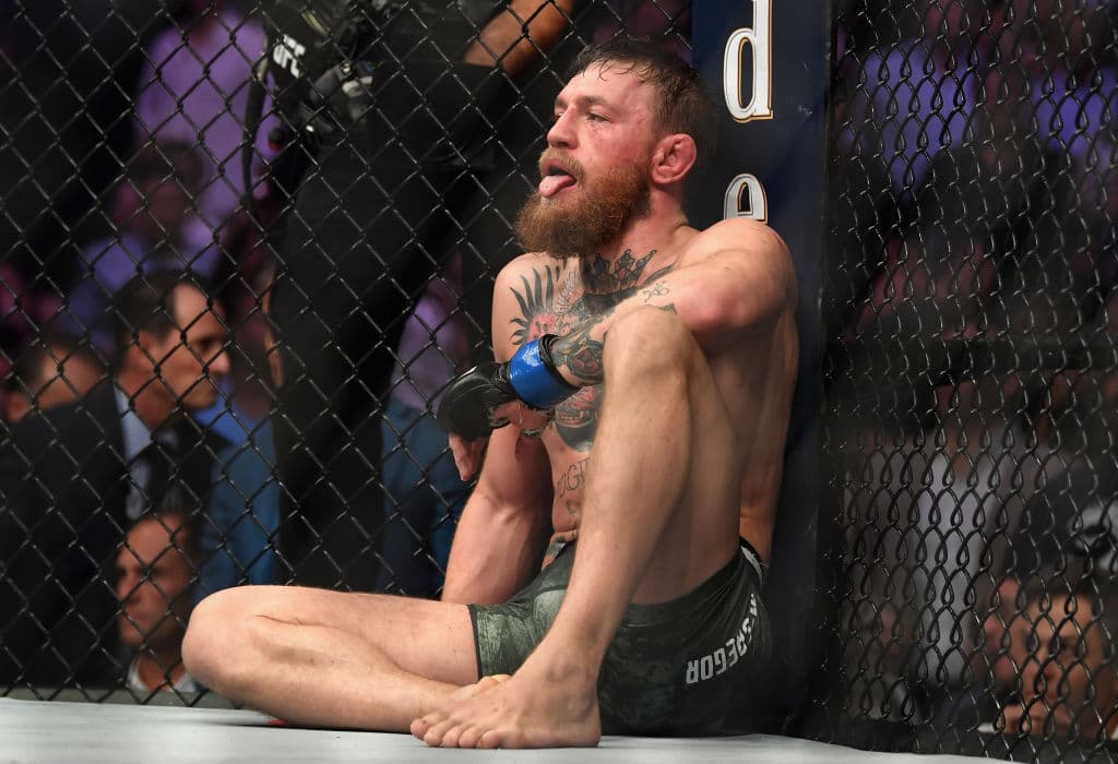 Desgastado y exhausto por el esfuerzo, Conor McGregor en el hexágono, instantes antes de ser atacado por la espalda.
