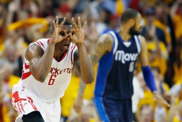 Luego de ganar tres juegos seguidos y perder uno en Dallas, y en medio de controversias por tensiones entre los dos equipos que llegaron hasta Twitter, el equipo de Houston avanza a la siguiente fase de playoffs en la Conferencia del Oeste.