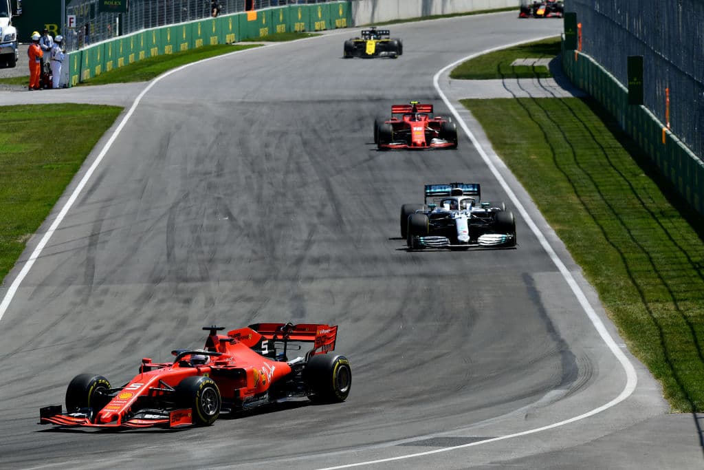 Un último empujón de Leclerc en el segundo Ferrari significó que estaba solo a un segundo del penalizado Vettel en la clasificación final, pero aún así fue la primera doble aparición de Ferrari en el podio este año. Valtteri Bottas se recuperó de una mala calificación para terminar cuarto en el final de la carrera. Sus 70 vueltas incluyeron una pelea cerrada en pista con Daniel Ricciardo en una etapa y una batalla estratégica con Max Verstappen de Red Bull, pero aún emergió con 12 puntos para el cuarto y un punto extra para la vuelta más rápida.