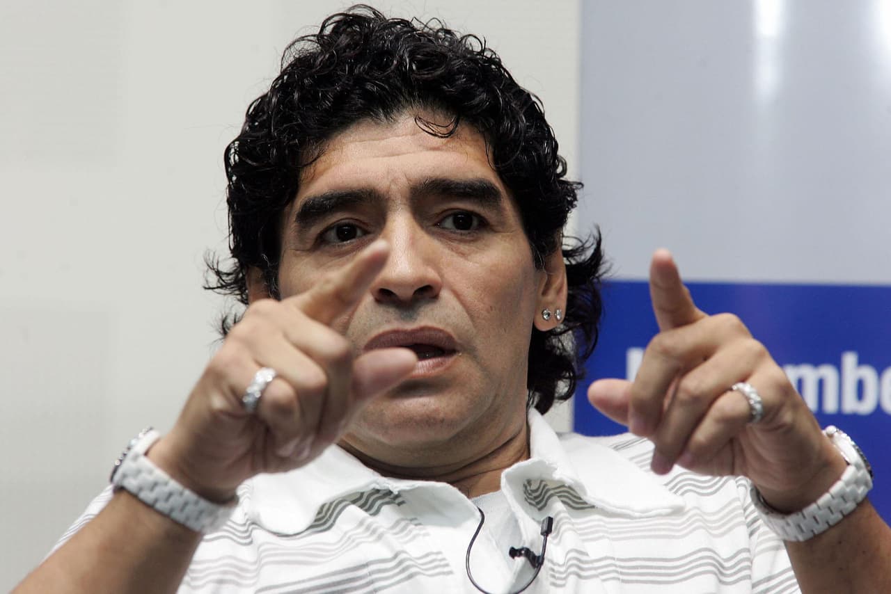 Maradona ha dicho de Pelé que “debutó (sexualmente) con un pibe” y al referirse a Pelé ha dicho que él es mejor porque el brasileño jugaba contra futbolistas que “ni siquiera se movían”.