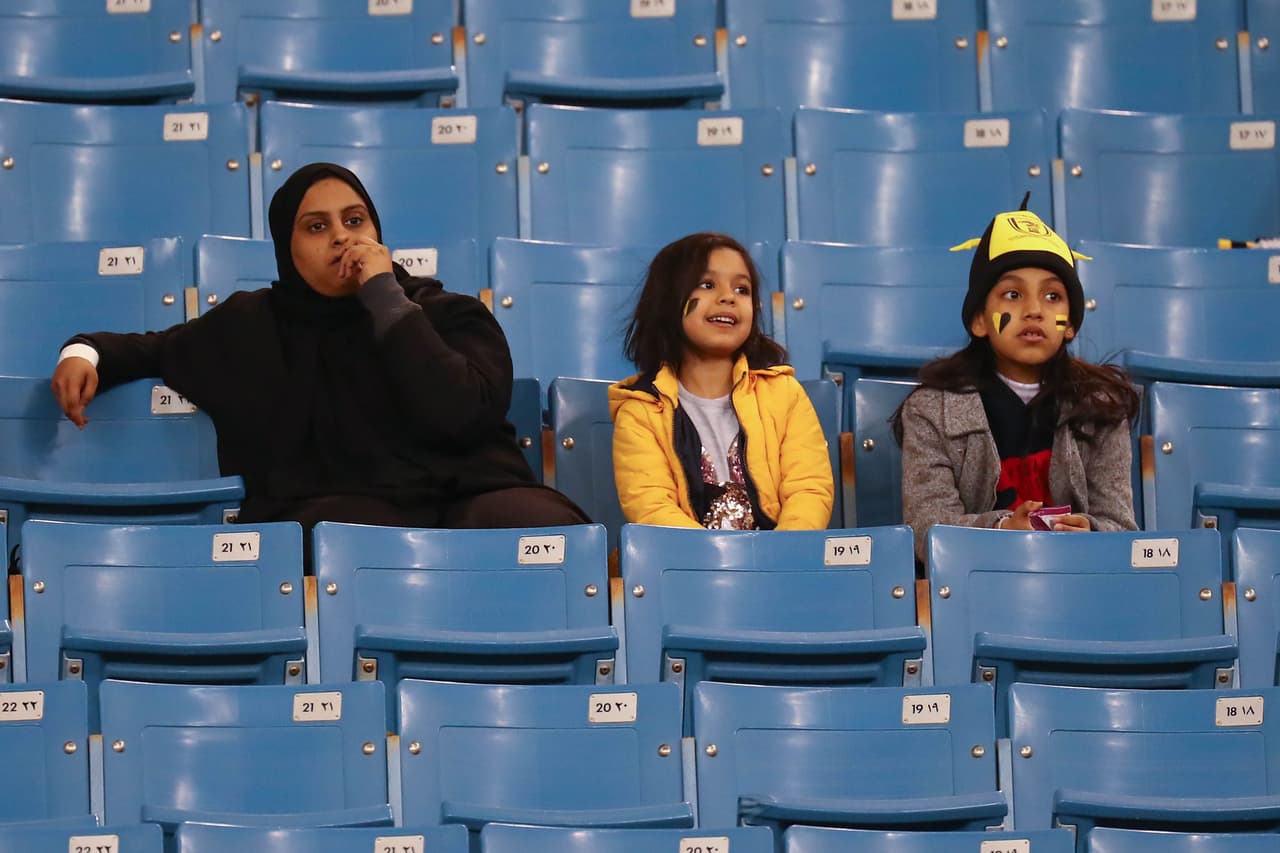 El estadio fue modificado para que las mujeres tengan su propio lugar de culto, baños privados y una valla en la parte delantera de las gradas para evitar que los más pequeños puedan caerse.