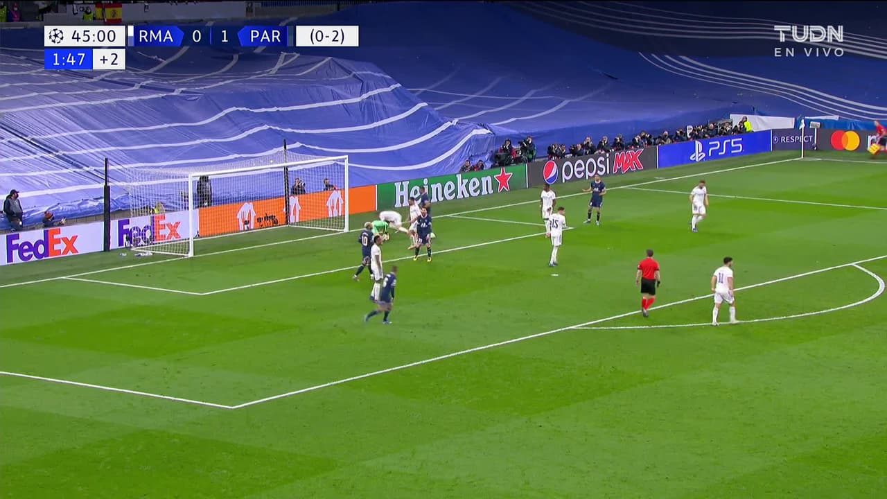 ¡TIRO ATAJADO! disparo por Kylian Mbappé.